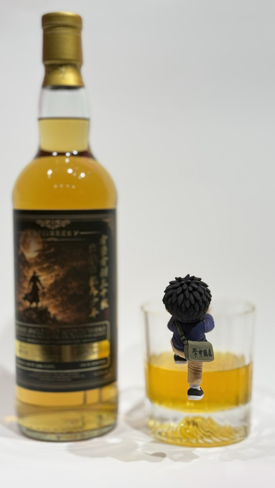 爬牆娃娃與重聚紀念威士忌合影